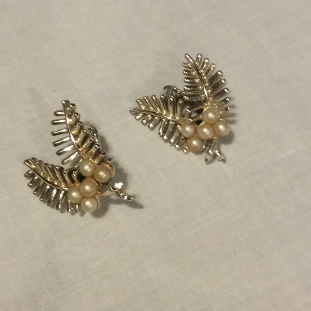 Vintage Clip On Earrings Gold Leaf Faux Pearls